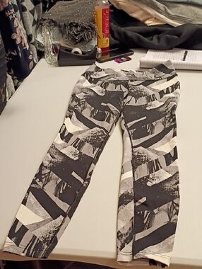 Abstract Black & White High-Rise Leggings